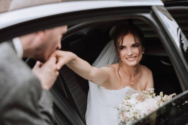 Gelin arabanın camından dışarı bakıyor. Araba vitrininde utangaç bir gelinin yakın plan portresi. Gelin gülümsemesi duyguları