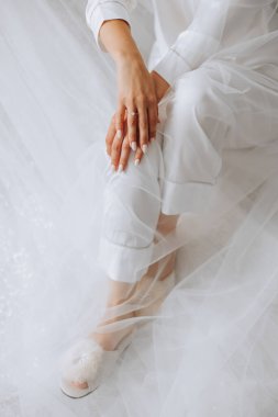 Pahalı bir yüzük ve güzel bir manikürle genç bir kadının şefkatli elleri. Kadın elinin yakın plan fotoğrafı.