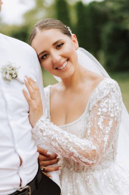 güzel gelin düğün çiçek kokulu, gelinlik çekici kadın. mutlu yeni evli bir kadın. gelin düğün makyaj ve saç modeli ile. Gelin gülümseyen. düğün günü. çok güzel bir gelin. evlilik.