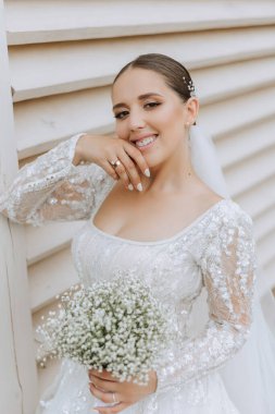 güzel gelin düğün çiçek kokulu, gelinlik çekici kadın. mutlu yeni evli bir kadın. gelin düğün makyaj ve saç modeli ile. Gelin gülümseyen. düğün günü. çok güzel bir gelin. evlilik.