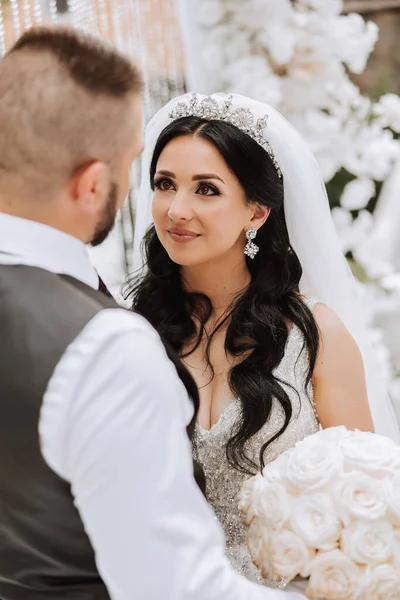Närbild Ett Bröllopspar Som Ser Varandra Ögonen Naturen Bruden Och — Stockfoto