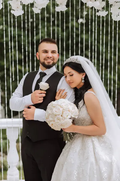 Bruden Och Brudgummen Omfamnar Bruden Kramar Försiktigt Brudgummen Vid Axlarna — Stockfoto