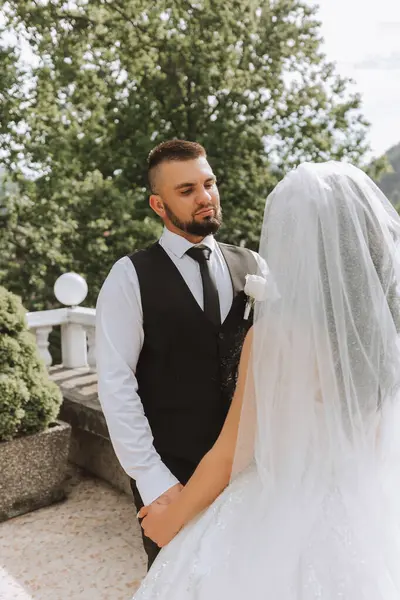Närbild Ett Bröllopspar Som Ser Varandra Ögonen Naturen Bruden Och — Stockfoto