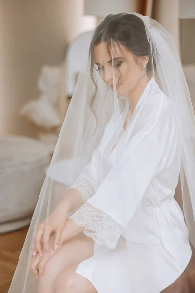 Schöne Junge Braut Mit Schleier Weißen Hochzeitskleid Porträt Der Brünetten — Stockfoto