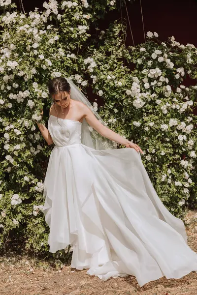Schöne Braut Mit Einer Langen Schleppe Die Braut Weißen Kleid — Stockfoto