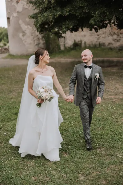 Yakışıklı bir damat ve bembeyaz elbiseli zarif bir gelin yaz parkında yürüyorlar. Mutlu gelin ve damat en güzel günlerine hazırlanıyor..