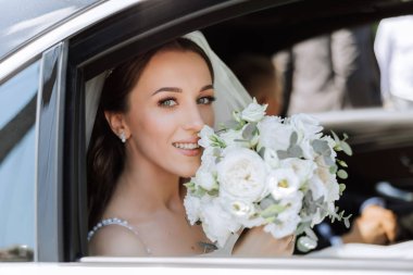 Gelin arabanın camından dışarı bakıyor. Araba vitrininde utangaç bir gelinin yakın plan portresi. Gelin gülümsemesi duyguları