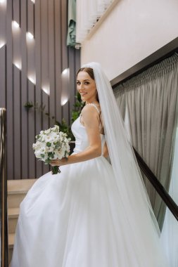 Uzun treni olan güzel bir gelin. Beyaz elbiseli gelin ve doğada uzun bir tren bir yaz günü. Yaz düğünü.