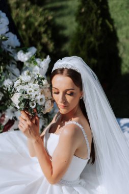 güzel gelin düğün çiçek kokulu, gelinlik çekici kadın. mutlu yeni evli bir kadın. gelin düğün makyaj ve saç modeli ile. Gelin gülümseyen. düğün günü. çok güzel bir gelin. evlilik.