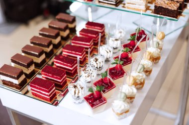 Düğünde çikolata. Lezzetli tatlılar. Güzel dekorasyonlar. Meyveler. Tatilde tatlı kekler. Doğum günü. Tatlı hayat..