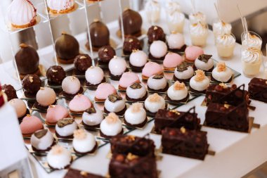 Düğünde çikolata. Lezzetli tatlılar. Güzel dekorasyonlar. Meyveler. Tatilde tatlı kekler. Doğum günü. Tatlı hayat..