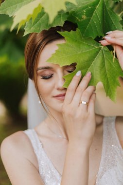 güzel gelin düğün çiçek kokulu, gelinlik çekici kadın. mutlu yeni evli bir kadın. gelin düğün makyaj ve saç modeli ile. Gelin gülümseyen. düğün günü. çok güzel bir gelin. evlilik.