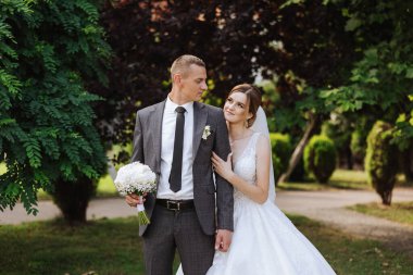 Gelin zarif, gür, beyaz bir gelinlik ve uzun bir duvak giyer ve damadı için hazırdır. Gelin ve damadın ilk buluşması.