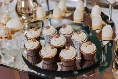 Düğünde çikolata. Lezzetli tatlılar. Güzel dekorasyonlar. Meyveler. Tatilde tatlı kekler. Doğum günü. Tatlı hayat..