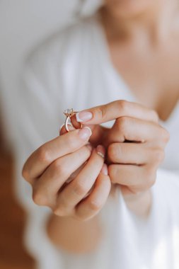 Pahalı bir yüzük ve güzel bir manikürle genç bir kadının şefkatli elleri. Kadın elinin yakın plan fotoğrafı.