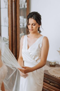 Düğün sabahı. Nedimeler beyaz gelinliği giymeye yardım eder. Genç bir kadın damadıyla tanışmaya hazırlanıyor ve arkadaşlarıyla eğleniyor.