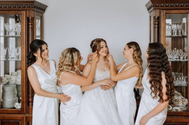 Düğün sabahı. Nedimeler beyaz gelinliği giymeye yardım eder. Genç bir kadın damadıyla tanışmaya hazırlanıyor ve arkadaşlarıyla eğleniyor.