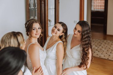 Düğün sabahı. Nedimeler beyaz gelinliği giymeye yardım eder. Genç bir kadın damadıyla tanışmaya hazırlanıyor ve arkadaşlarıyla eğleniyor.