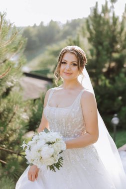 güzel gelin düğün çiçek kokulu, gelinlik çekici kadın. mutlu yeni evli bir kadın. gelin düğün makyaj ve saç modeli ile. Gelin gülümseyen. düğün günü. çok güzel bir gelin. evlilik.