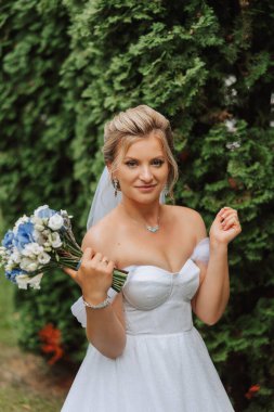 güzel gelin düğün çiçek kokulu, gelinlik çekici kadın. mutlu yeni evli bir kadın. gelin düğün makyaj ve saç modeli ile. Gelin gülümseyen. düğün günü. çok güzel bir gelin. evlilik.