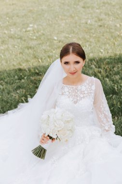 güzel gelin düğün çiçek kokulu, gelinlik çekici kadın. mutlu yeni evli bir kadın. gelin düğün makyaj ve saç modeli ile. Gelin gülümseyen. düğün günü. çok güzel bir gelin. evlilik.