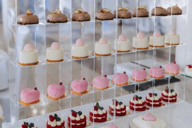 Düğünde çikolata. Lezzetli tatlılar. Güzel dekorasyonlar. Meyveler. Tatilde tatlı kekler. Doğum günü. Tatlı hayat..