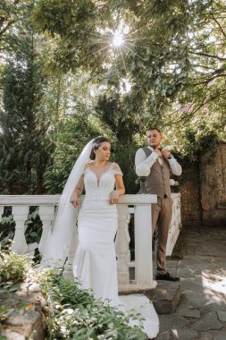 Gelin zarif, gür, beyaz bir gelinlik ve uzun bir duvak giyer ve damadı için hazırdır. Gelin ve damadın ilk buluşması.