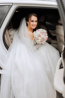 Gelin arabanın camından dışarı bakıyor. Araba vitrininde utangaç bir gelinin yakın plan portresi. Gelin gülümsemesi duyguları