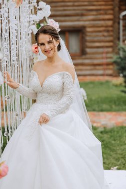 güzel gelin düğün çiçek kokulu, gelinlik çekici kadın. mutlu yeni evli bir kadın. gelin düğün makyaj ve saç modeli ile. Gelin gülümseyen. düğün günü. çok güzel bir gelin. evlilik.