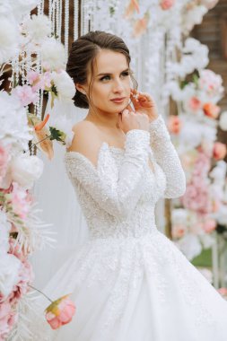 güzel gelin düğün çiçek kokulu, gelinlik çekici kadın. mutlu yeni evli bir kadın. gelin düğün makyaj ve saç modeli ile. Gelin gülümseyen. düğün günü. çok güzel bir gelin. evlilik.