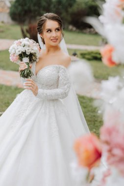 güzel gelin düğün çiçek kokulu, gelinlik çekici kadın. mutlu yeni evli bir kadın. gelin düğün makyaj ve saç modeli ile. Gelin gülümseyen. düğün günü. çok güzel bir gelin. evlilik.