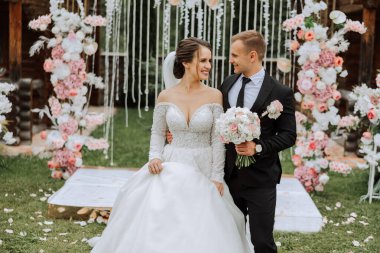 Yakışıklı bir damat ve bembeyaz elbiseli zarif bir gelin yaz parkında yürüyorlar. Mutlu gelin ve damat en güzel günlerine hazırlanıyor..