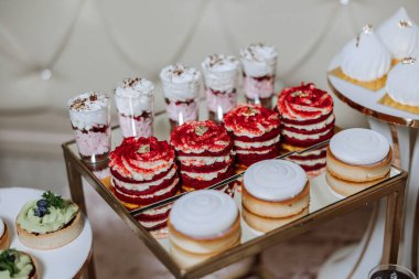 Düğünde çikolata. Lezzetli tatlılar. Güzel dekorasyonlar. Meyveler. Tatilde tatlı kekler. Doğum günü. Tatlı hayat..