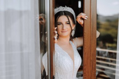 güzel gelin düğün çiçek kokulu, gelinlik çekici kadın. mutlu yeni evli bir kadın. gelin düğün makyaj ve saç modeli ile. Gelin gülümseyen. düğün günü. çok güzel bir gelin. evlilik.