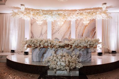 Gelin ve damat için restoran masası. Güzel çiçekli lüks düğün masası. pembe biçimlendirilmiş