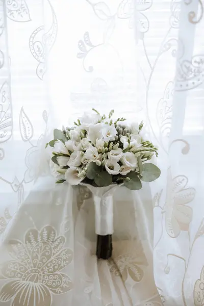 结婚花束 白色的切花 绿色的种子头和叶子 白带和金戒指 — 图库照片