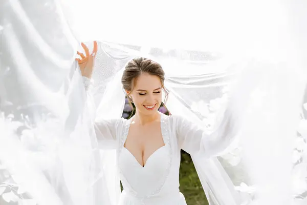 Bella Sposa Vestaglia Mattino Prima Della Cerimonia Nuziale Acconciatura Incredibile — Foto Stock
