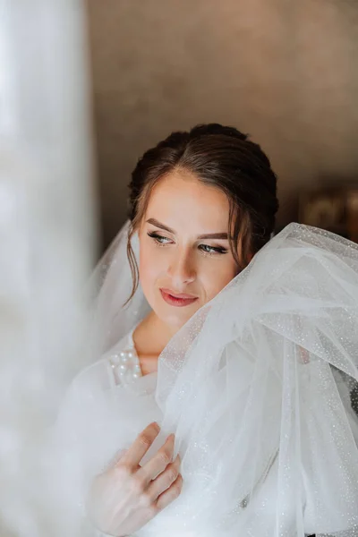 Bella Sposa Vestaglia Mattino Prima Della Cerimonia Nuziale Acconciatura Incredibile — Foto Stock