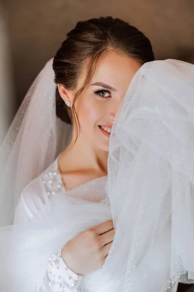 Bella Sposa Vestaglia Mattino Prima Della Cerimonia Nuziale Acconciatura Incredibile — Foto Stock