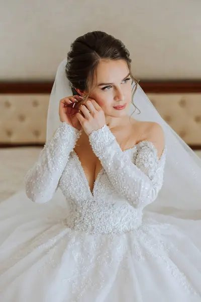 Ritratto Della Sposa Nella Camera Albergo Una Bella Ragazza Vestita — Foto Stock