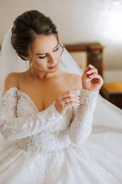 酒店房间里新娘的画像 一个年轻貌美的姑娘穿着一件白色婚纱 现代婚礼发型 自然妆容 — 图库照片