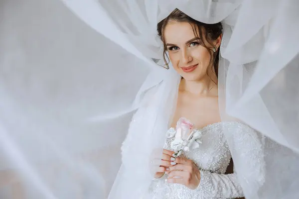 Bela Noiva Jovem Segurando Véu Vestido Casamento Branco Retrato Noiva — Fotografia de Stock