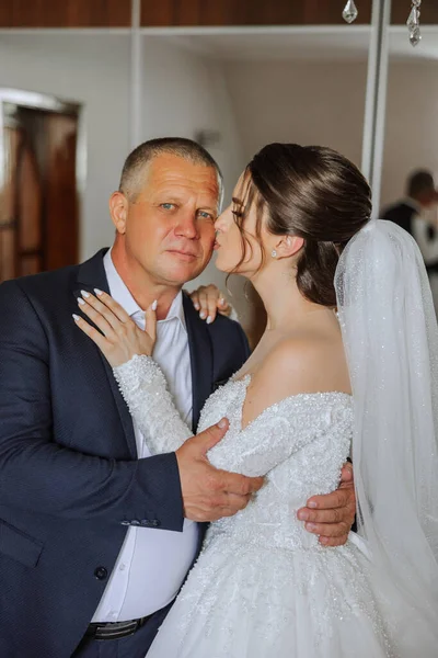 Uma Linda Noiva Com Pai Dia Casamento Melhores Momentos Dia — Fotografia de Stock