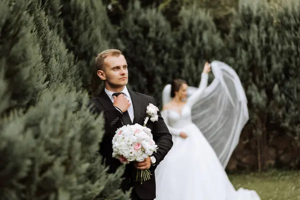 Bruid Gekleed Een Elegante Weelderige Witte Trouwjurk Met Een Lange — Stockfoto