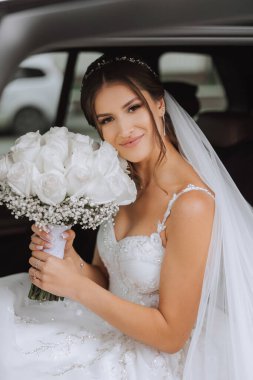 Gelin arabanın camından dışarı bakıyor. Araba vitrininde utangaç bir gelinin yakın plan portresi. Gelin gülümsemesi duyguları