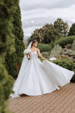 güzel gelin düğün çiçek kokulu, gelinlik çekici kadın. mutlu yeni evli bir kadın. gelin düğün makyaj ve saç modeli ile. Gelin gülümseyen. düğün günü. çok güzel bir gelin. evlilik.