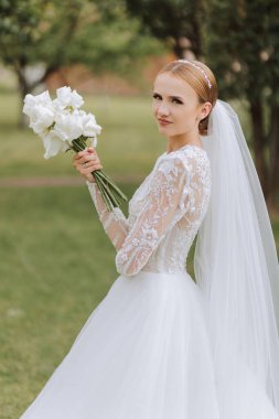 güzel gelin düğün çiçek kokulu, gelinlik çekici kadın. mutlu yeni evli bir kadın. gelin düğün makyaj ve saç modeli ile. Gelin gülümseyen. düğün günü. çok güzel bir gelin. evlilik.