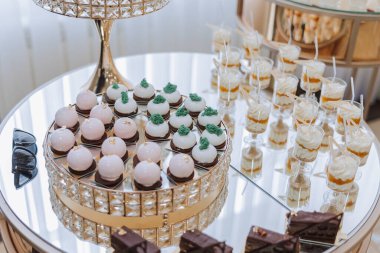 Düğünde çikolata. Lezzetli tatlılar. Güzel dekorasyonlar. Meyveler. Tatilde tatlı kekler. Doğum günü. Tatlı hayat..