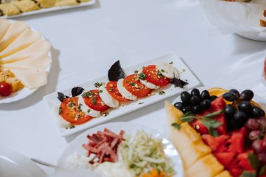 Lezzetli yiyeceklerle dekore edilmiş bir masanın üst manzarası. Lezzetli atıştırmalıklar ve sıcak bir atmosferle öğle ya da akşam yemeği için her şey hazır..