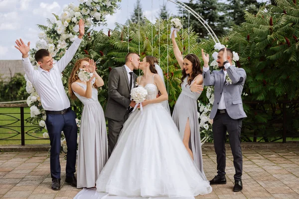 Trouwen Fotosessie Natuur Bruid Bruidegom Hun Vrienden Poseren Bij Een — Stockfoto